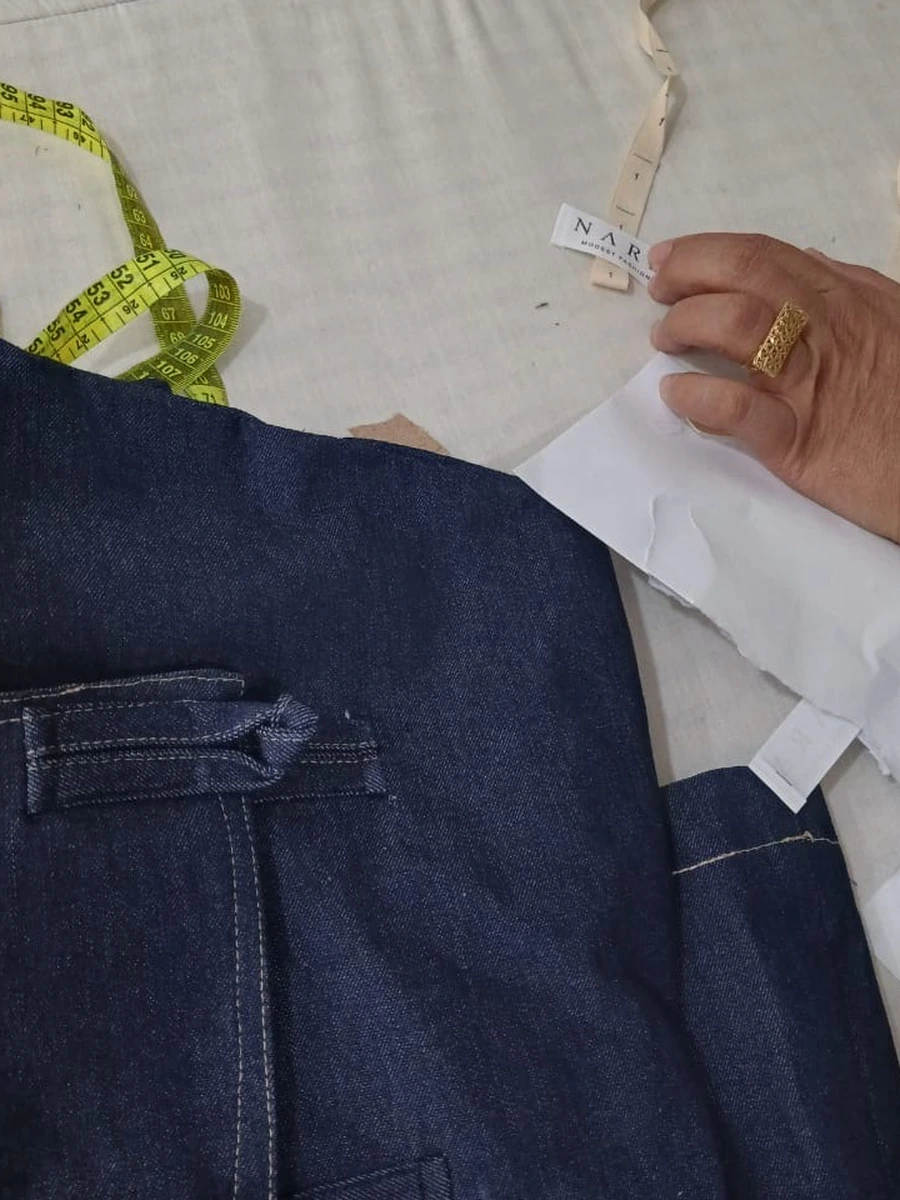 La couturière pose l'étiquette NARA sur la veste à l'atelier